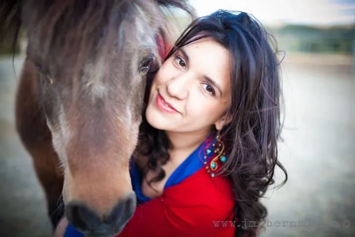 Aída Huertas abrazada a su caballo Coquito